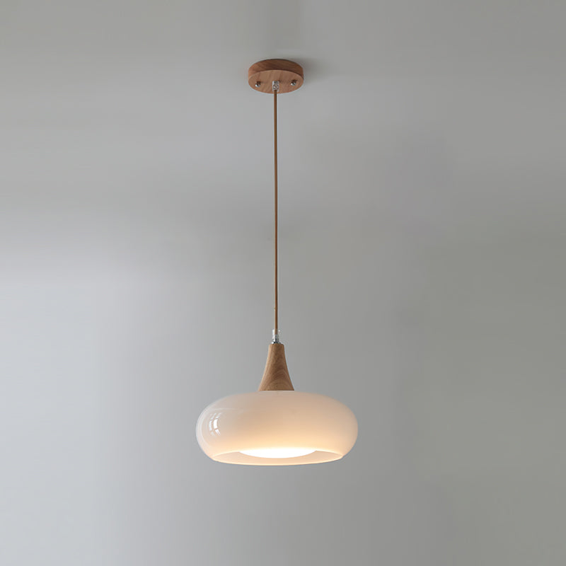 Nowoczesna lampa wisząca z drewnem i szkłem. Design do wnętrz, ciepłe oświetlenie.