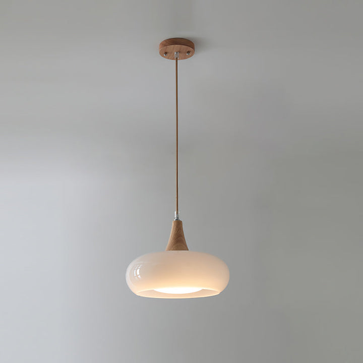 Nowoczesna lampa wisząca z drewnem i szkłem. Design do wnętrz, ciepłe oświetlenie.