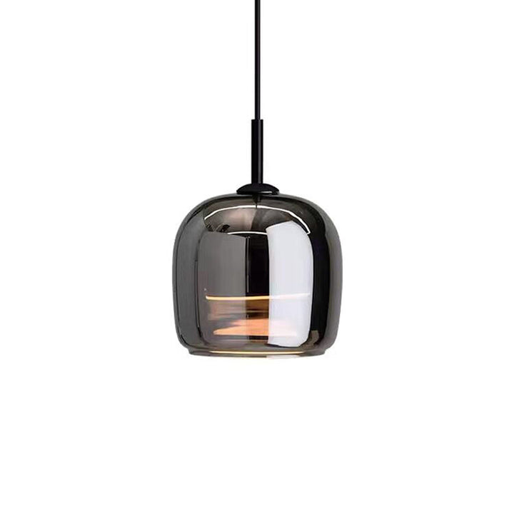 Nowoczesna lampa wisząca, czarna, ze szklanym kloszem. Nordyckie oświetlenie do salonu i jadalni.
