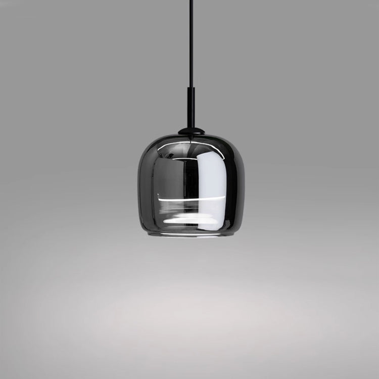 Prosta lampa wisząca czarna, szklany klosz. Nordycki minimalizm, designerskie oświetlenie do nowoczesnych wnętrz.