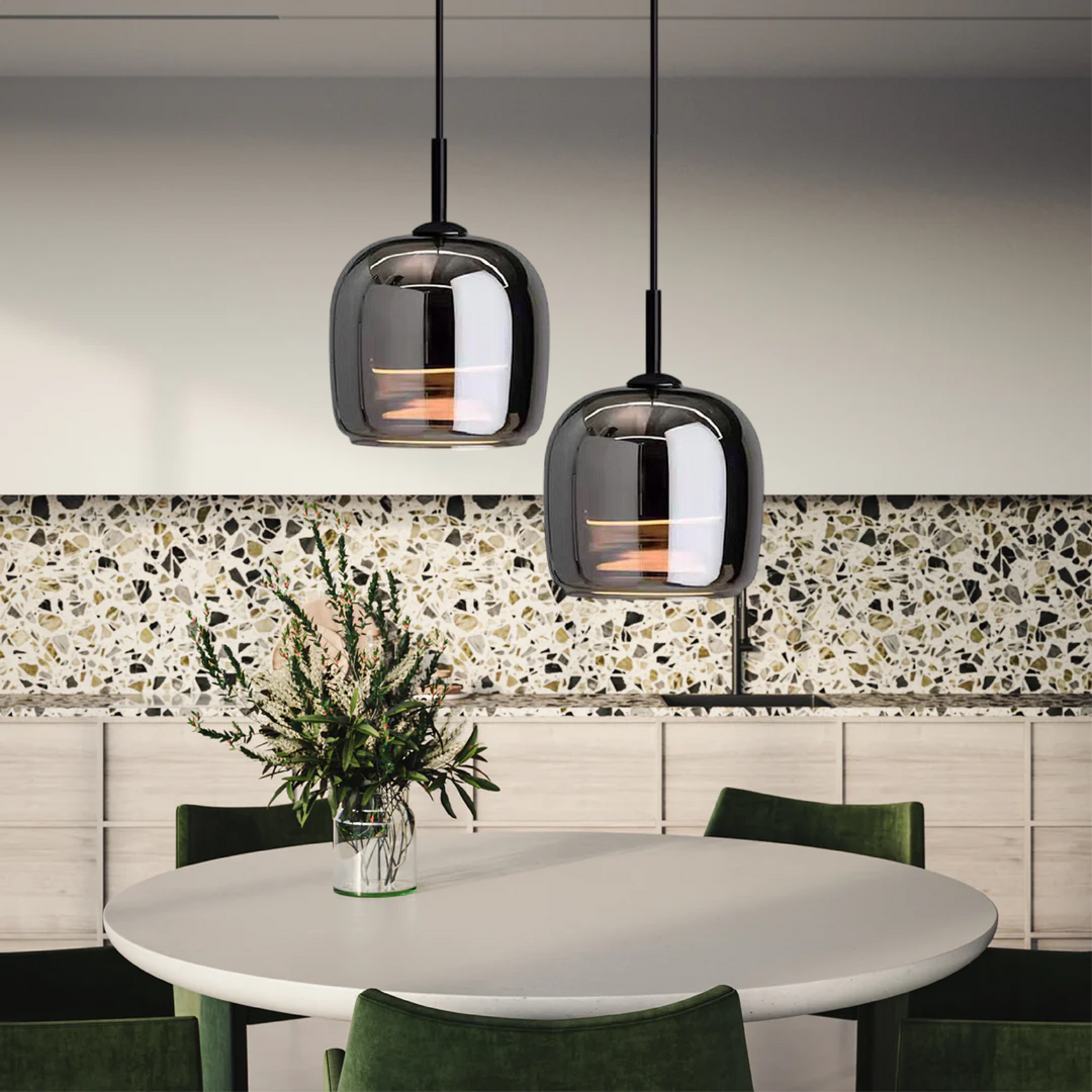 Designerska lampa sufitowa LED. Czarna, szklany klosz w nordyckim stylu. Nowoczesne oświetlenie wnętrz.