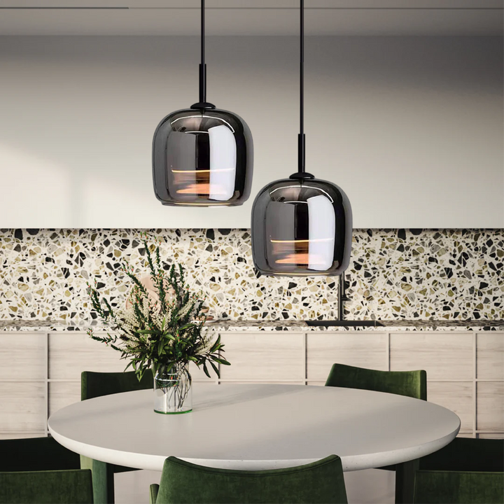 Designerska lampa sufitowa LED. Czarna, szklany klosz w nordyckim stylu. Nowoczesne oświetlenie wnętrz.