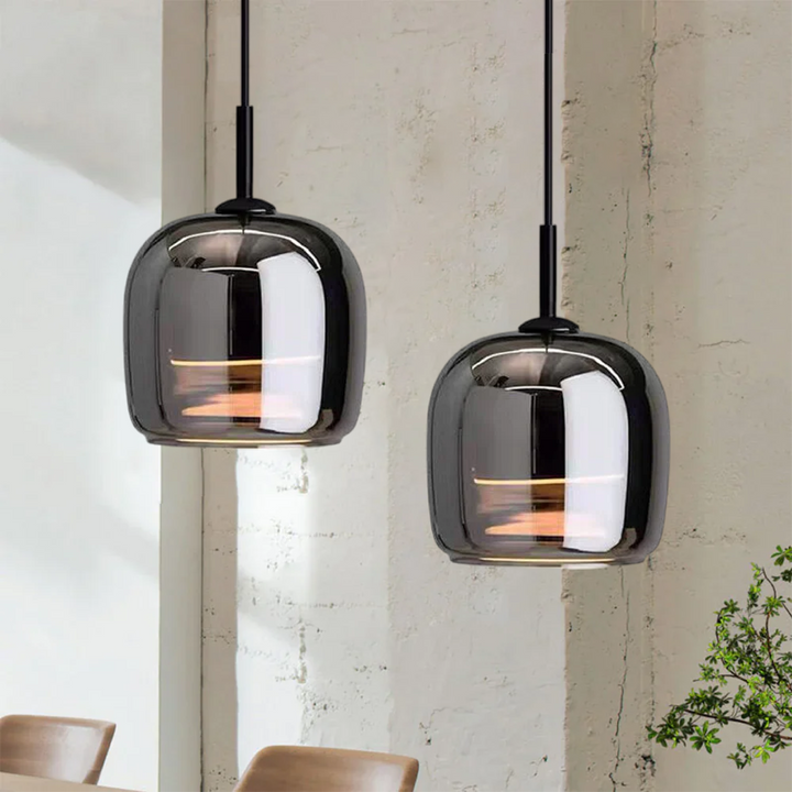 Czarna lampa wisząca ze szklanym kloszem. Minimalistyczne oświetlenie w stylu nordyckim do nowoczesnych wnętrz.