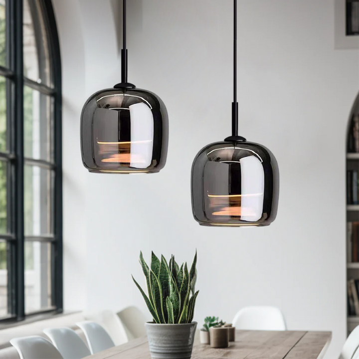 Lampa wisząca do salonu, nowoczesna i czarna. Szklany klosz, nordycki design. Elegancka dekoracja wnętrz.
