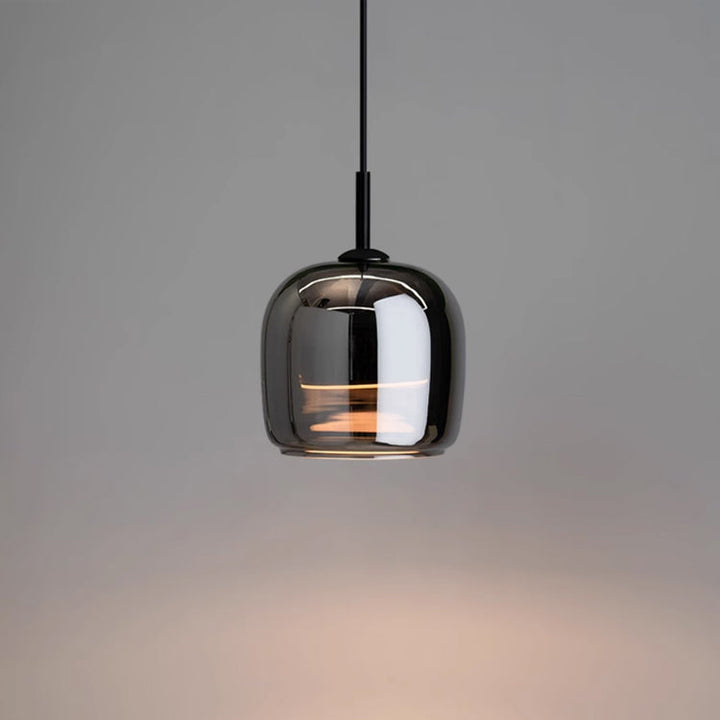Energooszczędna lampa LED wisząca. Czarna, nordycka, ze szklanym kloszem. Nowoczesne oświetlenie do jadalni.