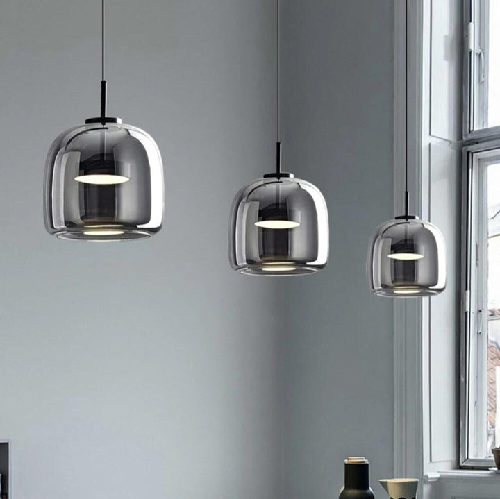 Nowoczesne oświetlenie sufitowe. Lampa wisząca czarna, szklany klosz. Nordycki styl, designerska dekoracja.