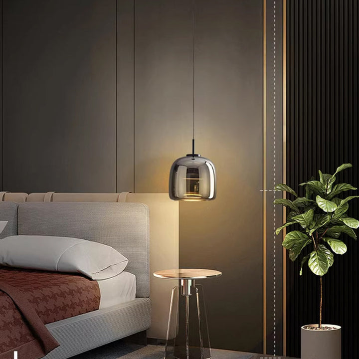Bliska perspektywa: szklany klosz lampy wiszącej, czarna oprawa. Nordycki design, stylowe oświetlenie LED.