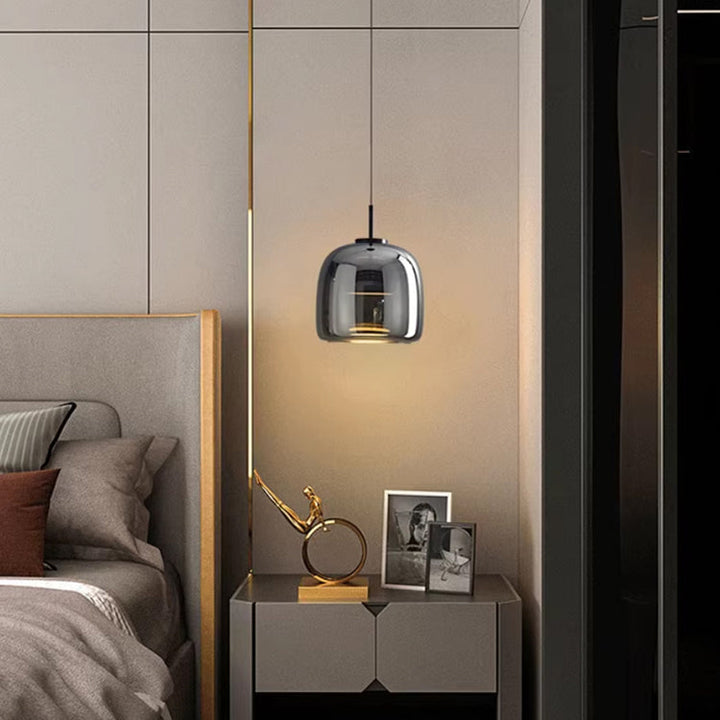 Lampa wisząca nad stołem w jadalni. Czarna, szklany klosz. Nowoczesny nordycki design, stylowa dekoracja.
