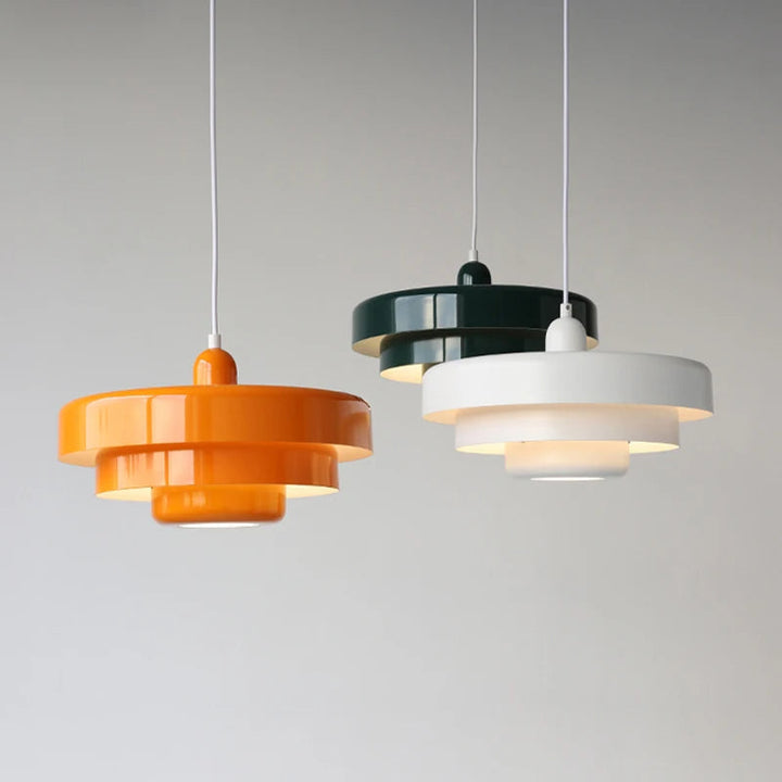 Nowoczesna lampa wisząca do salonu, styl skandynawski. Metalowa lampa, minimalistyczne oświetlenie.