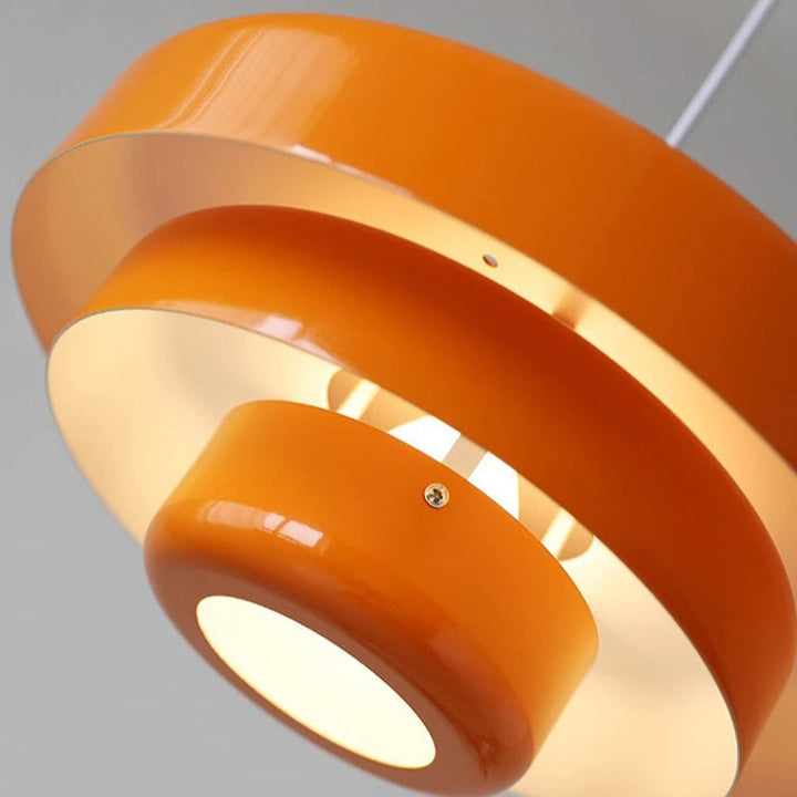 Metalowa lampa wisząca do jadalni, nowoczesne oświetlenie. Energooszczędna dekoracja wnętrz.