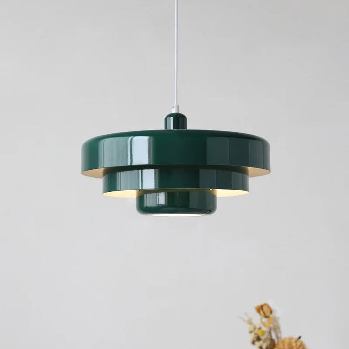 Lampa wisząca nowoczesna, tworzy przytulną atmosferę. Oświetlenie do salonu, minimalistyczny styl.