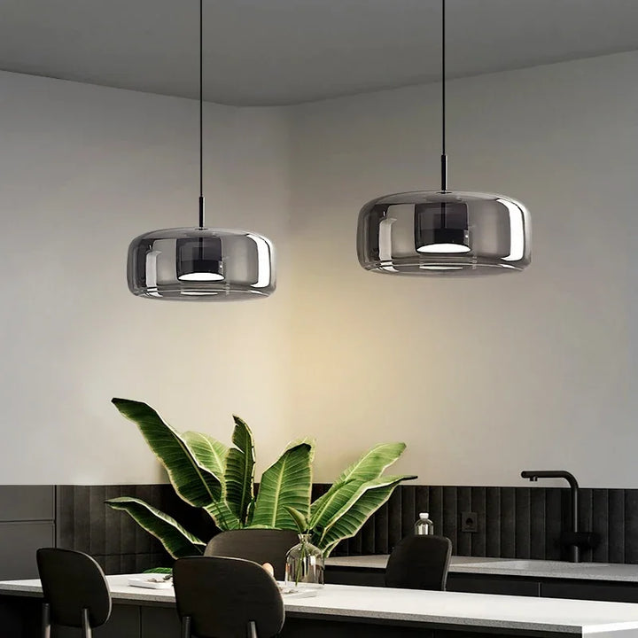 Minimalistyczna lampa wisząca kula LED. Szklana, nowoczesne oświetlenie do sypialni i salonu.