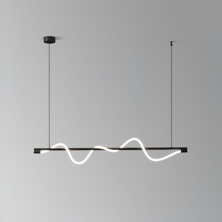 Elegancka lampa wisząca LED, mosiądz, regulowana wysokość.