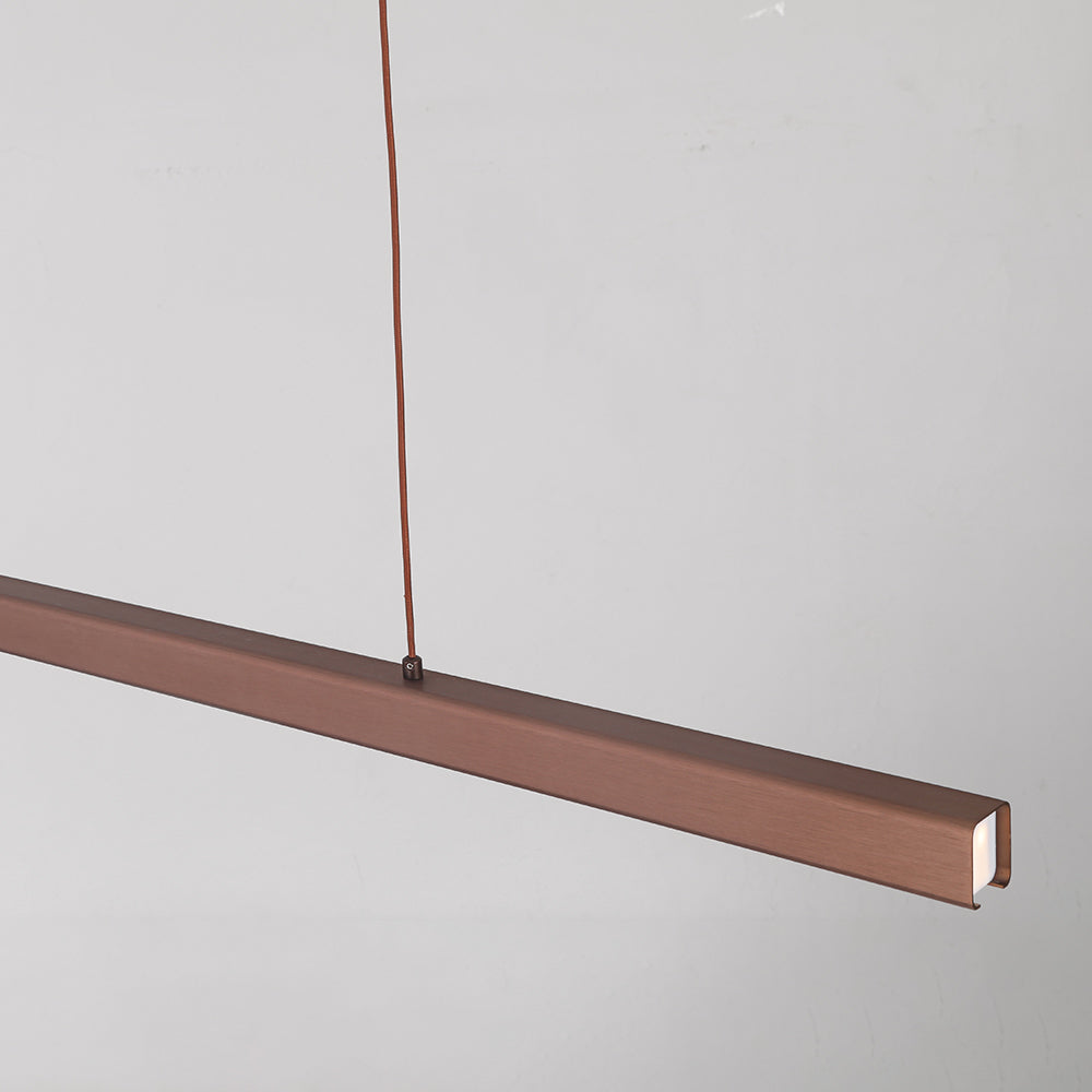 Lampa wisząca LED liniowa. Tworzy przyjemne, nowoczesne oświetlenie ambientowe w salonie.