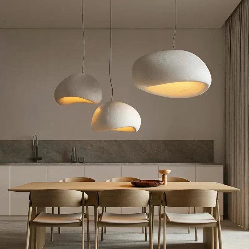 Nowoczesna lampa wisząca LED w stylu japandi, idealna do jadalni i salonu.