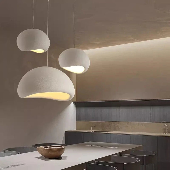 Minimalistyczna lampa wisząca LED z żywicy, oświetlenie sufitowe w estetyce japandi.