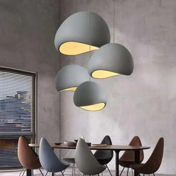 Elegancka lampa wisząca LED do sypialni, nowoczesne oświetlenie wnętrz w stylu japandi.