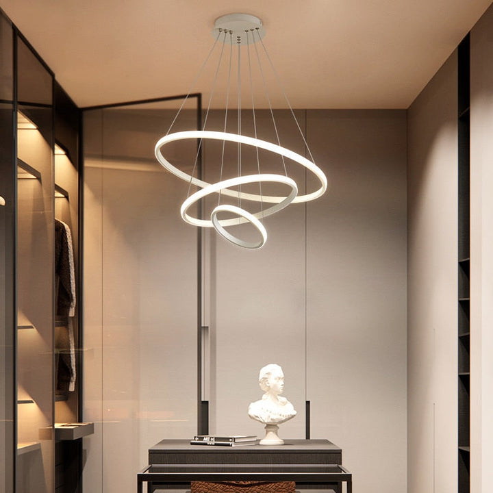 Wisząca lampa LED z pierścieniami, minimalistyczne oświetlenie do nowoczesnej jadalni.