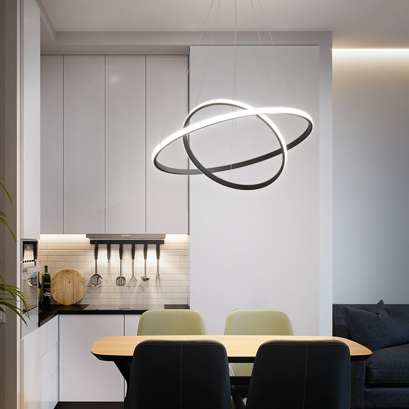 Lampa sufitowa LED pierścienie, regulowana wysokość, nowoczesne oświetlenie do jadalni i salonu.