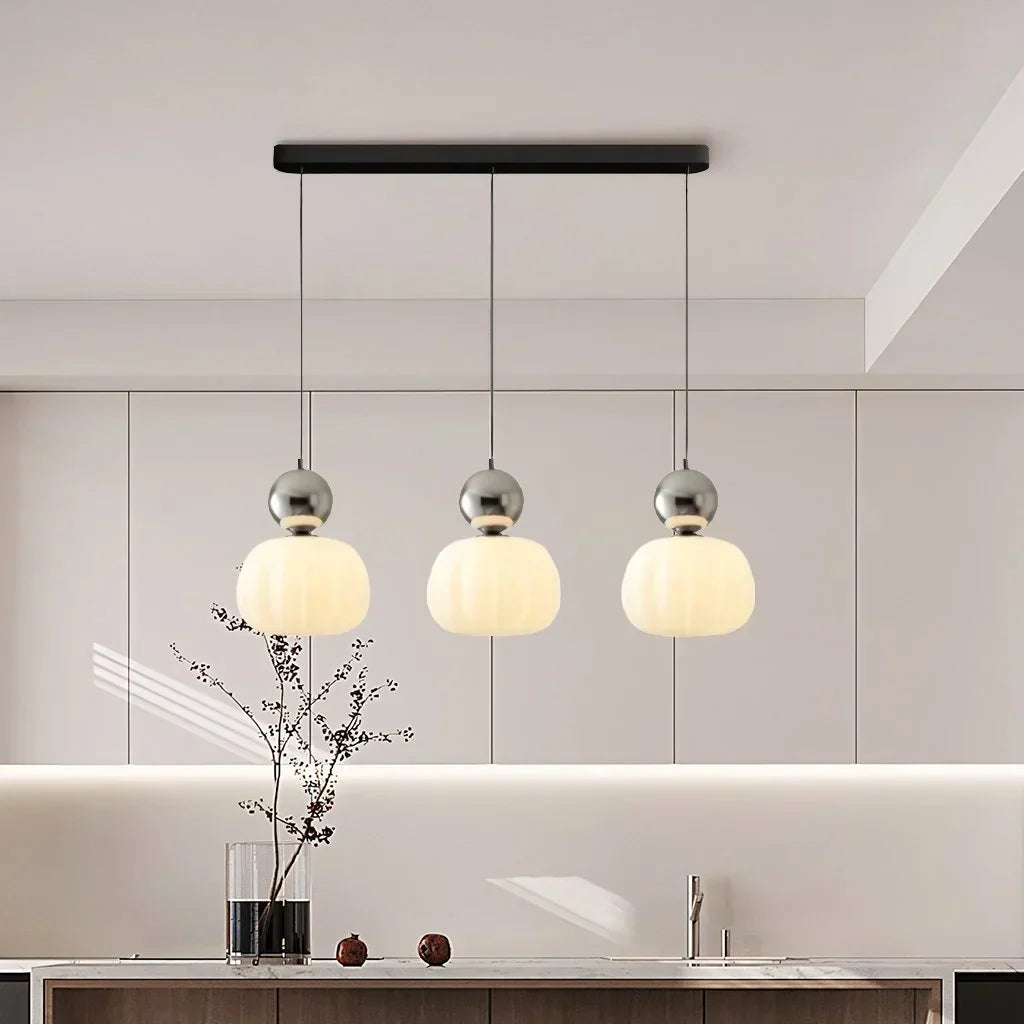Zielona lampa wisząca, nowoczesna i elegancka. Designerskie oświetlenie sufitowe do salonu.