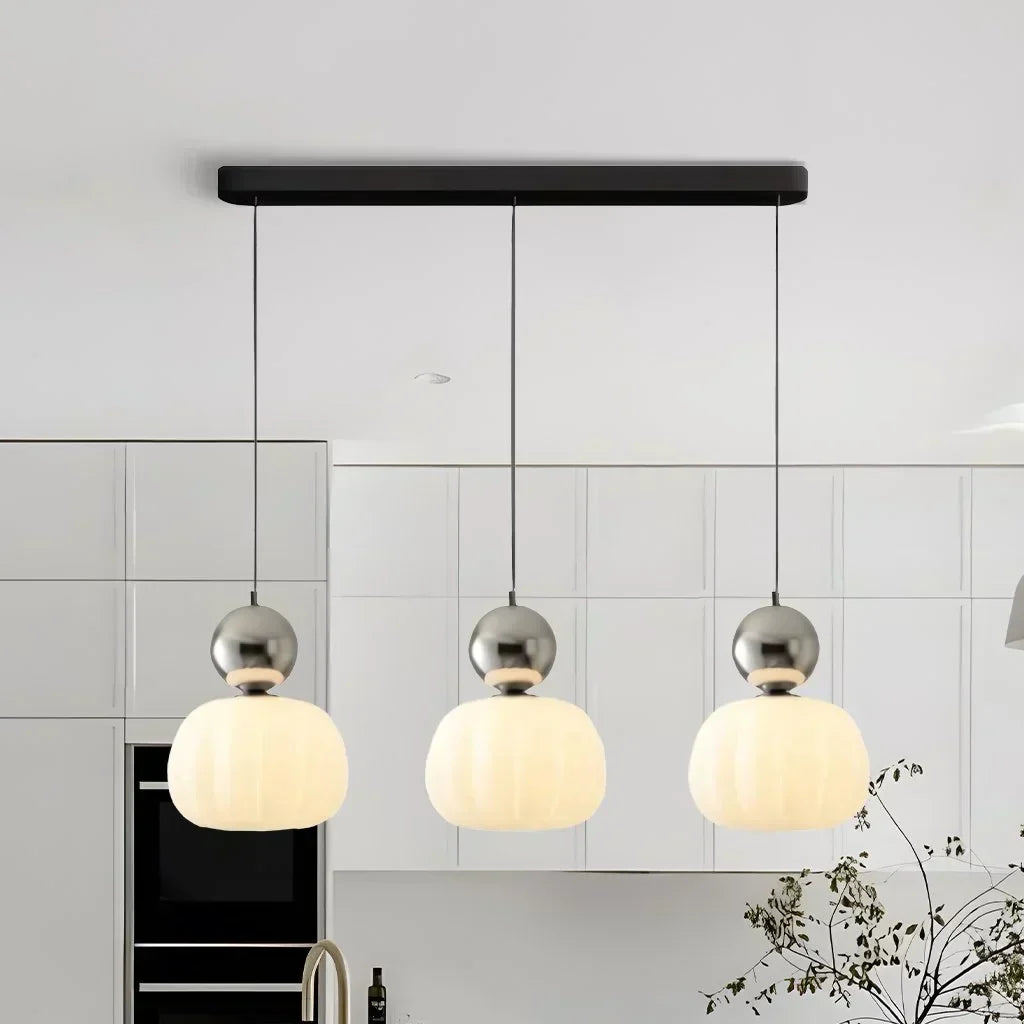 Czerwona lampa, nowoczesne oświetlenie sufitowe. Idealna do współczesnego wystroju i designu wnętrz.