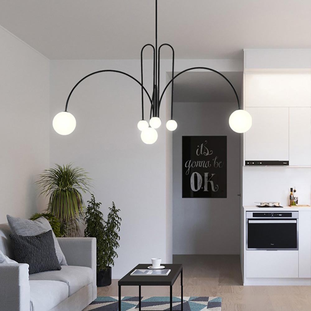 Wisząca lampa do salonu, nowoczesna i elegancka, tworząca wyjątkowy nastrój w jadalni.