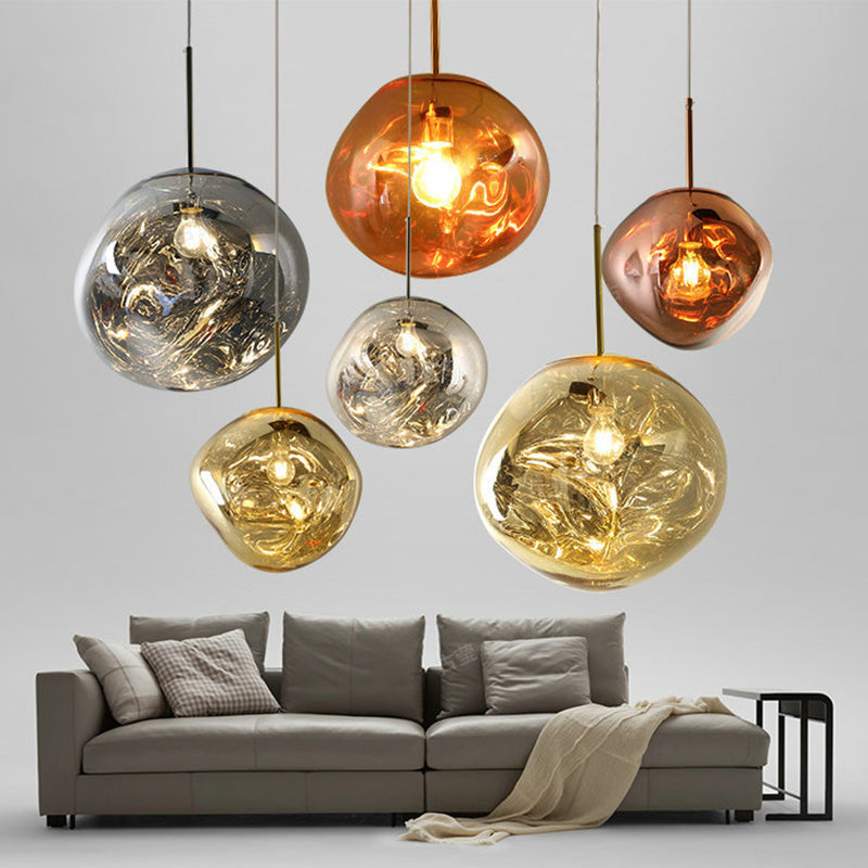 Nowoczesna lampa wisząca szklana, idealna do salonu. Eleganckie oświetlenie sufitowe z metalowymi detalami.