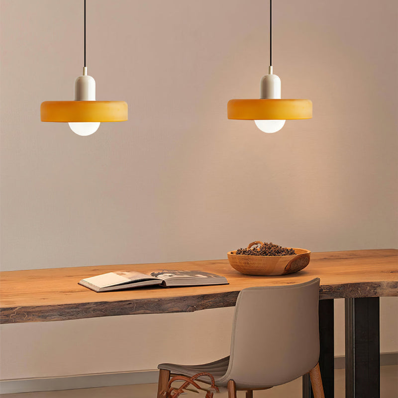 Nowoczesna szklana kula lampa wisząca, oświetlenie do salonu z nutą skandynawskiego designu.