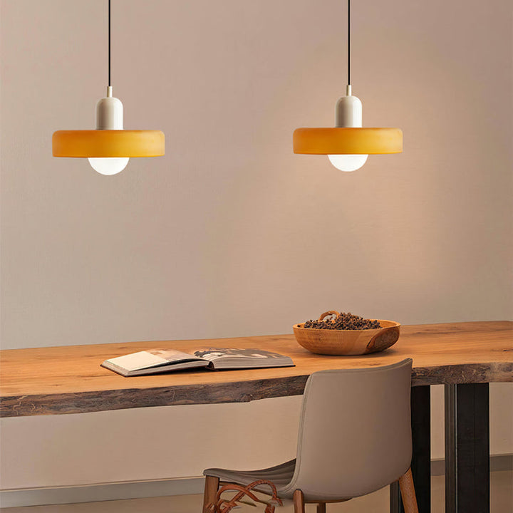 Nowoczesna szklana kula lampa wisząca, oświetlenie do salonu z nutą skandynawskiego designu.