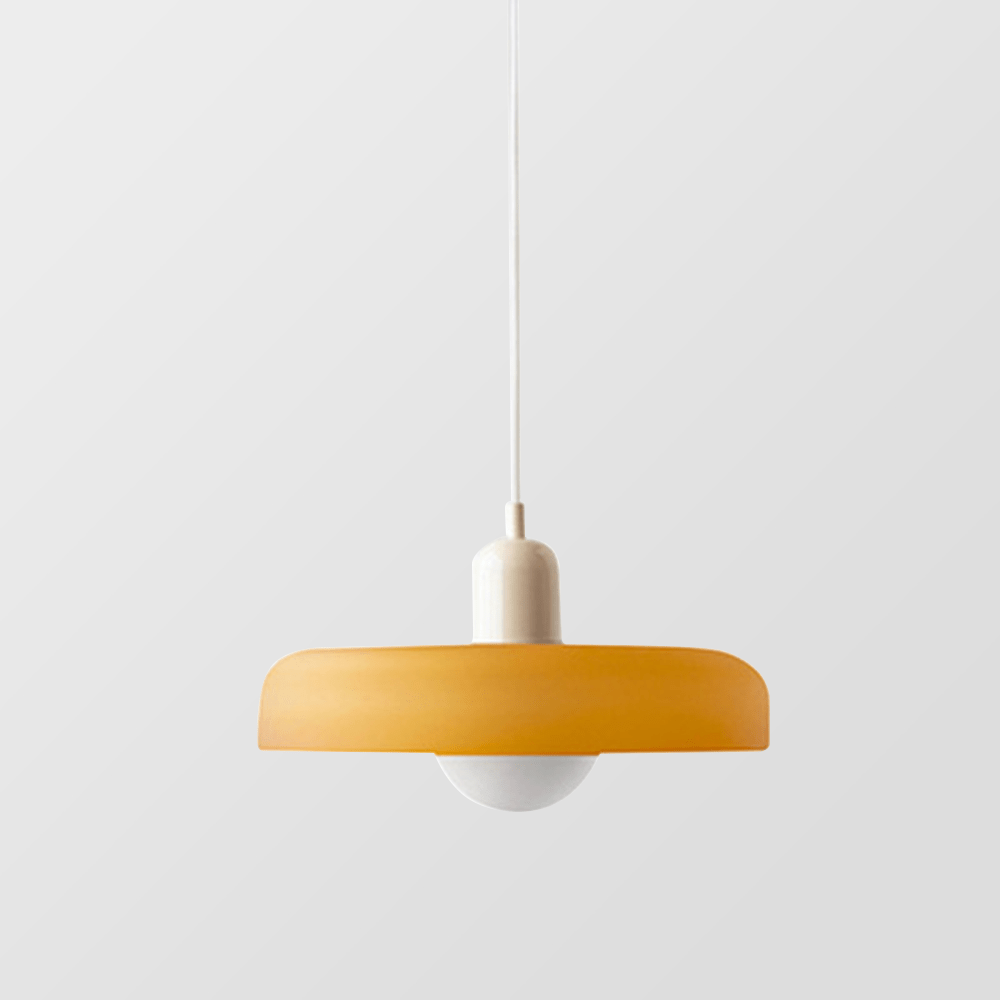Elegancka lampa wisząca z przezroczystą szklaną kulą, doskonała do nowoczesnego salonu.