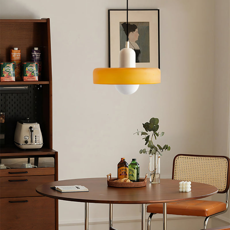 Lampa wisząca kula ze szkła, do salonu, nowoczesne oświetlenie wewnętrzne.