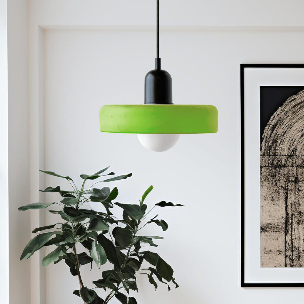 Elegancka lampa sufitowa z kulą ze szkła, idealna do nowoczesnego wystroju salonu, oświetlenie dekoracyjne.