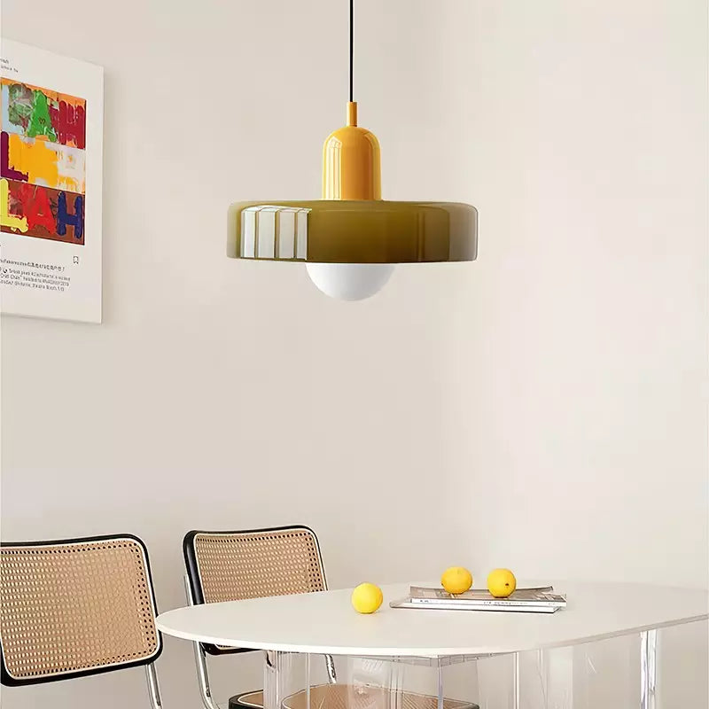 Elegancka, nowoczesna lampa wisząca z kulą ze szkła. Oświetlenie dekoracyjne do salonu.