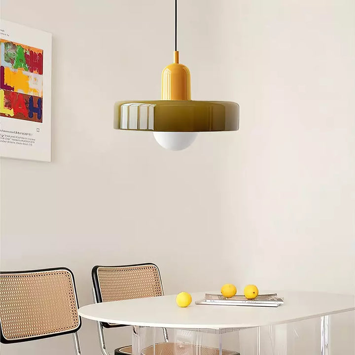Elegancka, nowoczesna lampa wisząca z kulą ze szkła. Oświetlenie dekoracyjne do salonu.