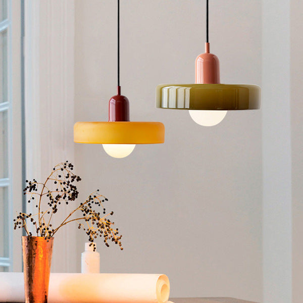 Minimalistyczna lampa wisząca szklana kula. Oświetlenie do salonu w stylu skandynawskim.