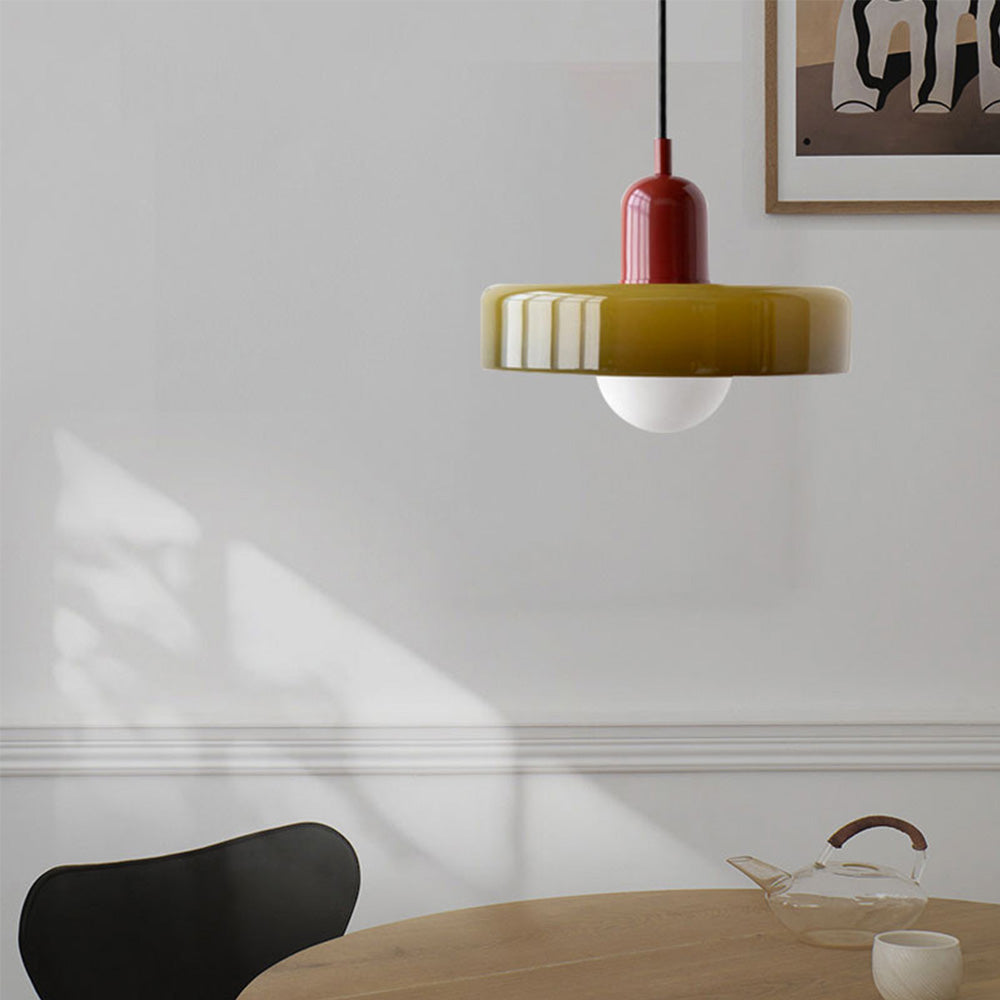 Szklana kula lampa wisząca, stylowe oświetlenie do nowoczesnego salonu.