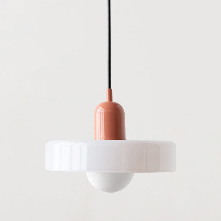 Lampa wisząca z przezroczystą szklaną kulą. Oświetlenie skandynawskie do salonu.