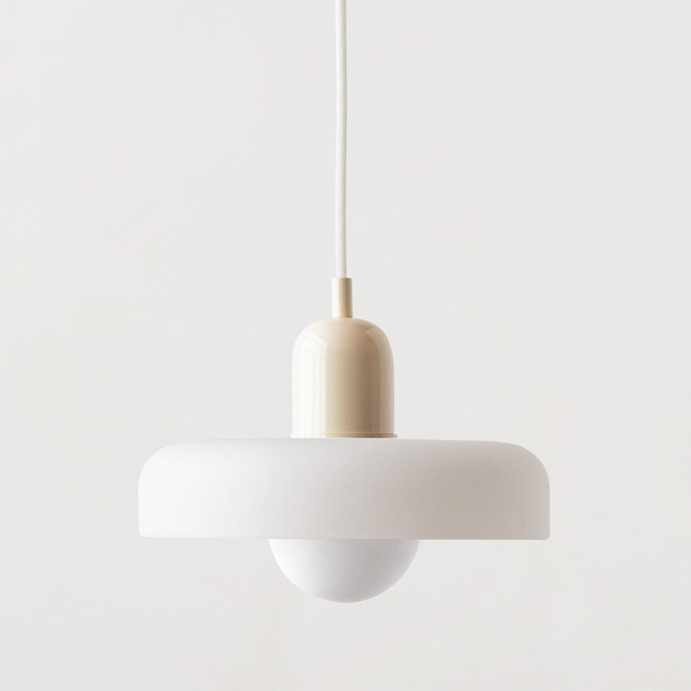 Lampa wisząca ze szklaną kulą, do salonu. Nowoczesne oświetlenie wewnętrzne.