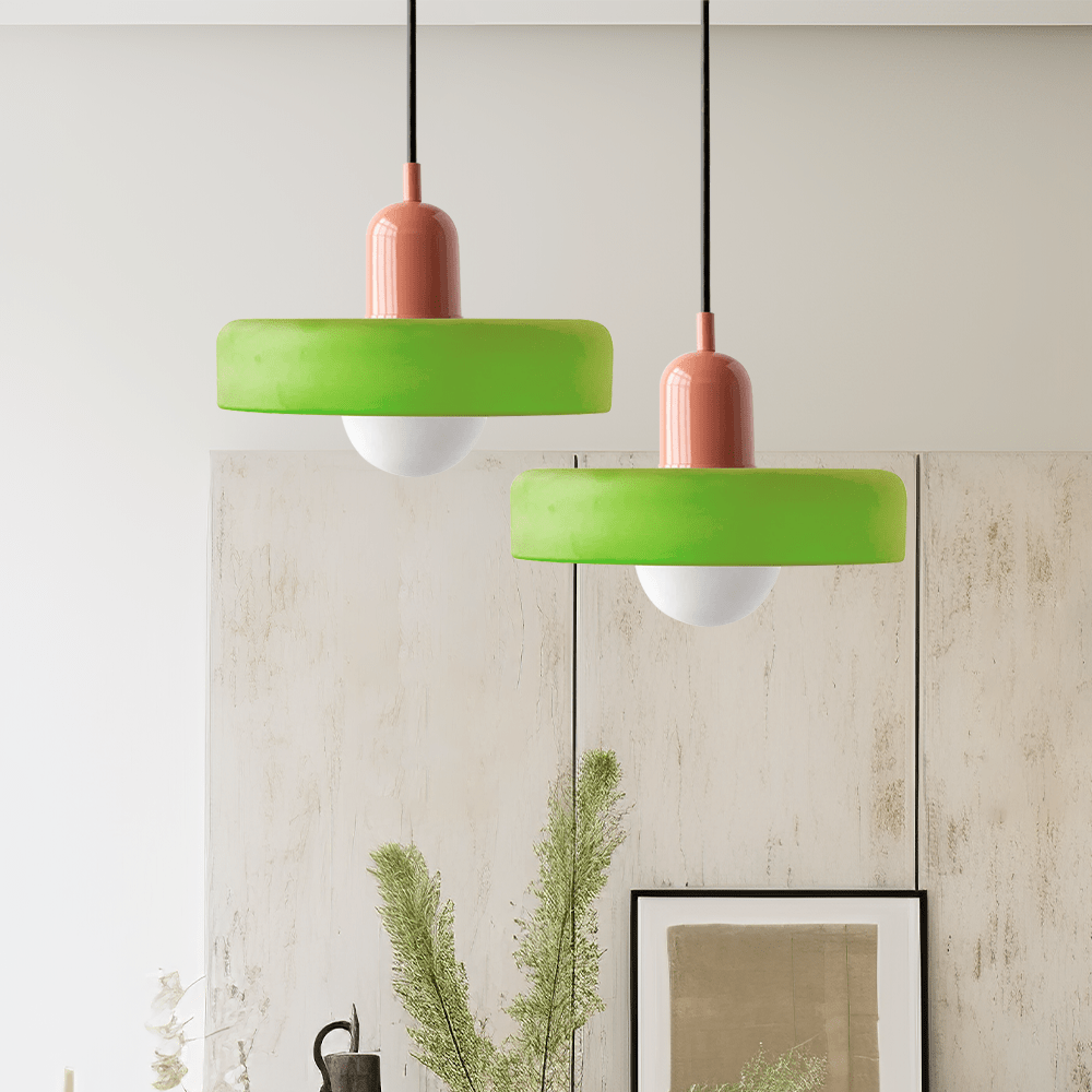 Nowoczesna lampa wisząca szklana kula. Oświetlenie dekoracyjne do salonu lub jadalni.