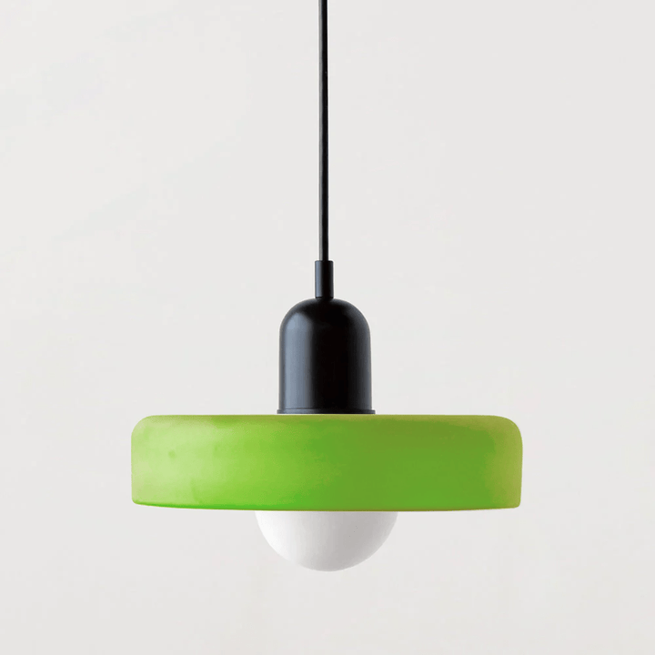 Lampa sufitowa z kulą ze szkła. Nowoczesne oświetlenie do salonu.