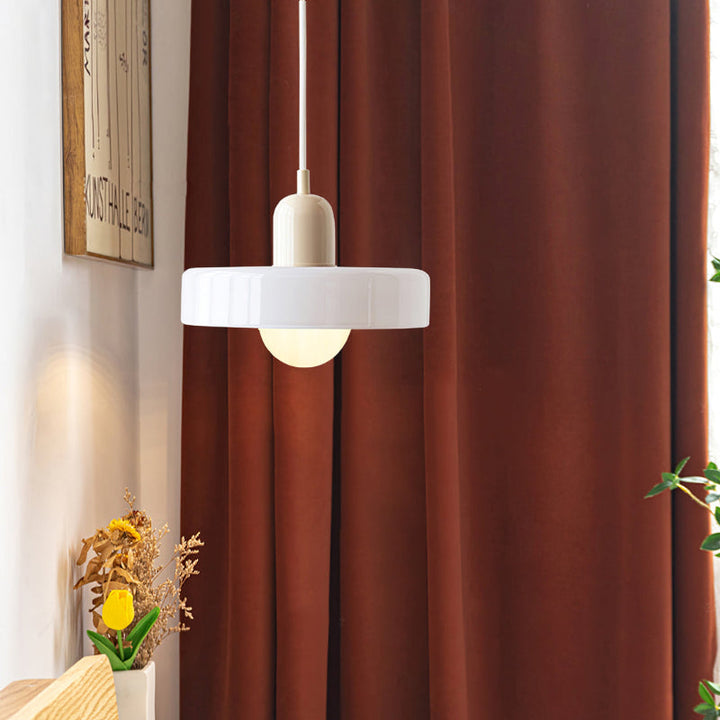 Designerska lampa wisząca z transparentną szklaną kulą, oświetlenie do nowoczesnych wnętrz.