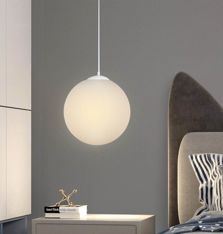 Designerska lampa sufitowa z przezroczystą szklaną kulą, idealna do nowoczesnego wnętrza.