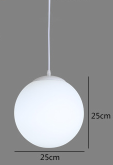 Szczegółowy widok nowoczesnej lampy wiszącej: przezroczysta szklana kula i eleganckie metalowe mocowanie.