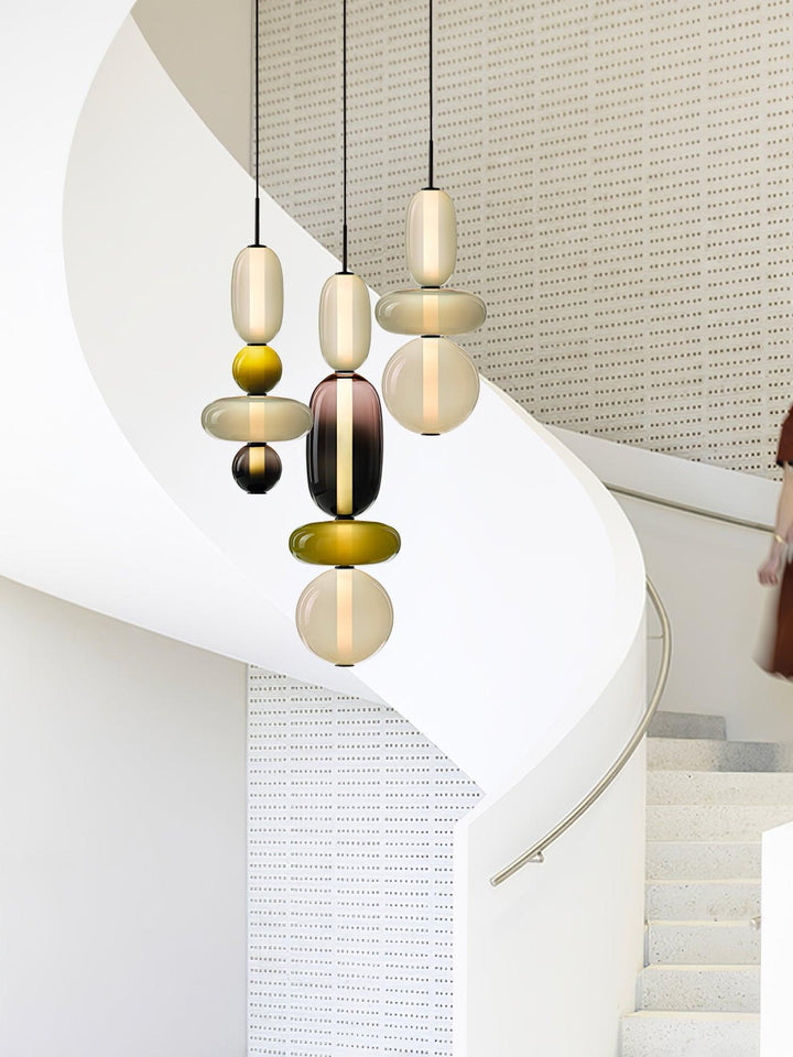 Nowoczesna lampa wisząca szklana z efektem cukru. Stylowe oświetlenie do salonu lub jadalni.