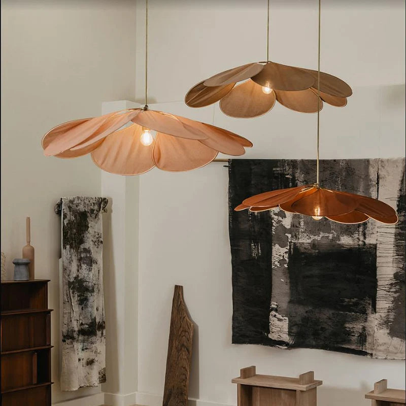 Nowoczesna lampa wisząca w kształcie kwiatu, idealna do salonu. Eleganckie oświetlenie sufitowe z tkaniny i metalu.