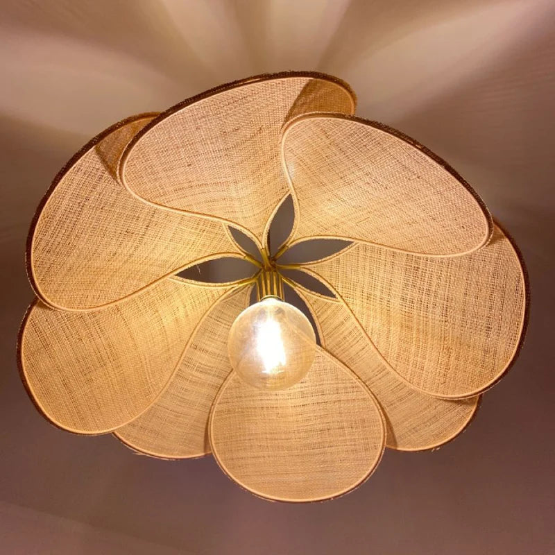 Designerska lampa sufitowa kwiat, dekoracyjne oświetlenie do jadalni. Nowoczesna wisząca lampa z metalu i tkaniny.