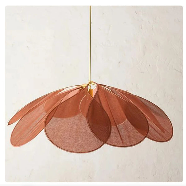 Elegancka lampa sufitowa z metalu i tkaniny, nowoczesne oświetlenie salonu w kształcie kwiatu. Design wnętrz.