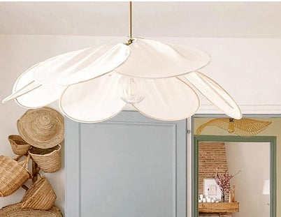 Nowoczesne oświetlenie wiszące do wnętrz. Lampa sufitowa kwiat z tkaniny i metalu, idealna do salonu i jadalni.