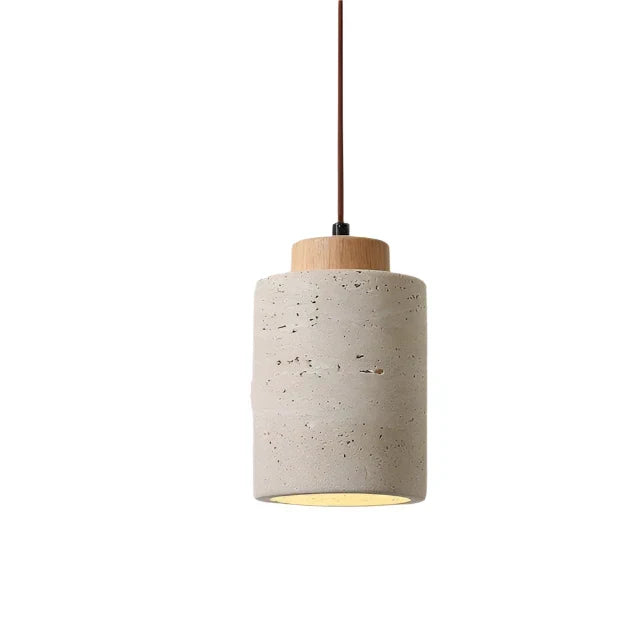 Nowoczesna lampa sufitowa wisząca na tle jasnej ściany. Podkreśla skandynawski, geometryczny design.