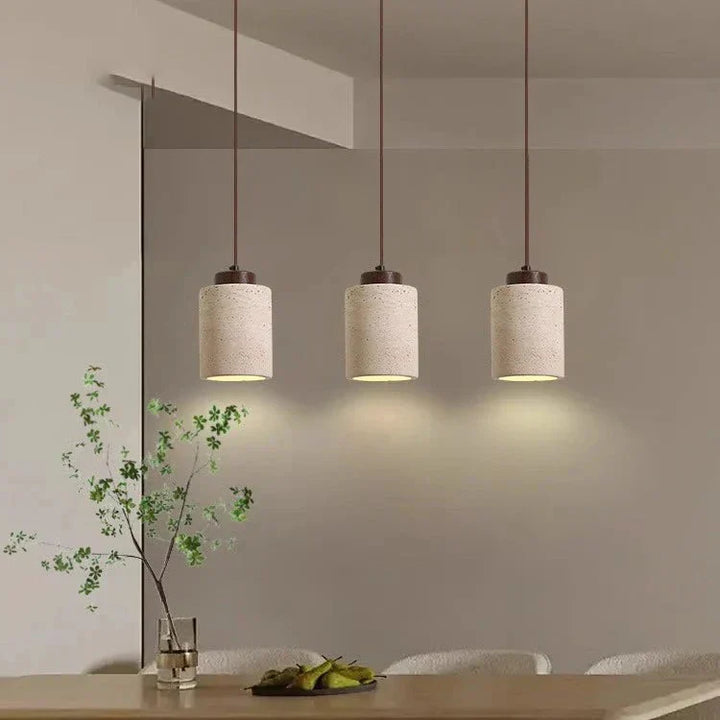 Lampa sufitowa wisząca w minimalistycznym wnętrzu. Skandynawski design, nowoczesne oświetlenie.